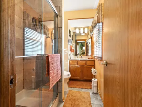 Bath - 1045 Nottingham Ln, Hoffman Estates, IL 60169 photo 1 of 5