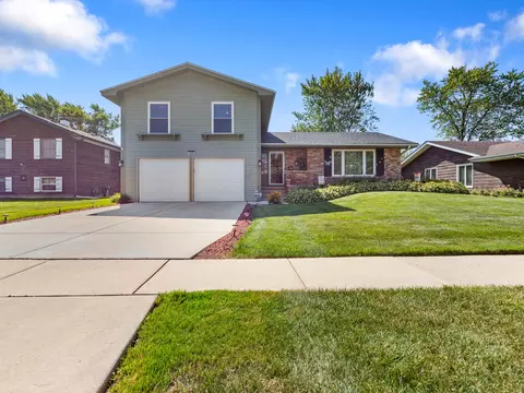1045 Nottingham Ln, Hoffman Estates, IL 60169