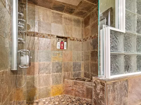 Bath - 1045 Nottingham Ln, Hoffman Estates, IL 60169 photo 4 of 5
