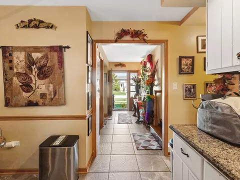 Entry Way - 1045 Nottingham Ln, Hoffman Estates, IL 60169 photo 2 of 4