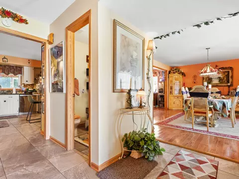 Entry Way - 1045 Nottingham Ln, Hoffman Estates, IL 60169 photo 1 of 4