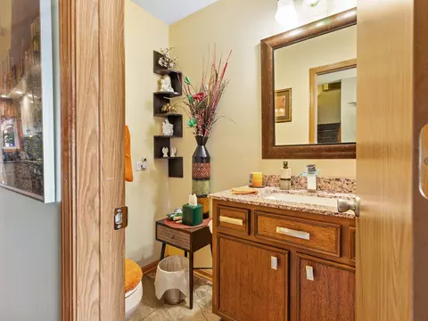 Bath - 1045 Nottingham Ln, Hoffman Estates, IL 60169 photo 2 of 5