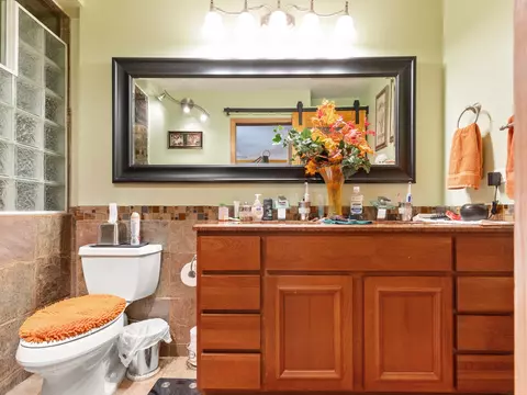 Bath - 1045 Nottingham Ln, Hoffman Estates, IL 60169 photo 5 of 5