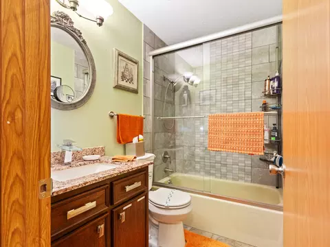 Bath - 1045 Nottingham Ln, Hoffman Estates, IL 60169 photo 3 of 5