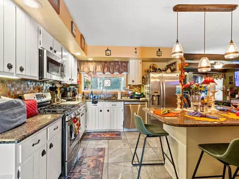 Kitchen - 1045 Nottingham Ln, Hoffman Estates, IL 60169 photo 1 of 2