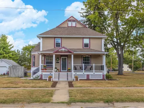 597 E 3rd St, El Paso, IL 61738