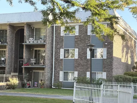 1511 N Windsor Dr #208, Arlington Heights, IL 60004