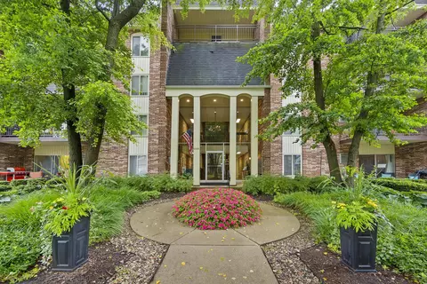 4900 Forest Ave #204, Downers Grove, IL 60515
