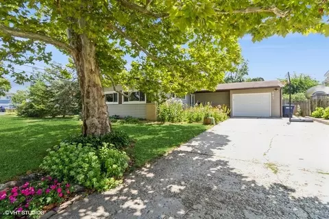 Exterior - 241 Diamond Head Dr, Des Plaines, IL 60018 photo 2 of 8