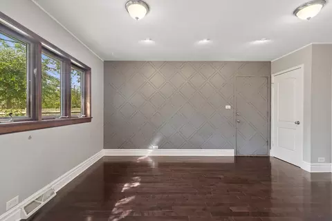 Living - 241 Diamond Head Dr, Des Plaines, IL 60018 photo 5 of 5