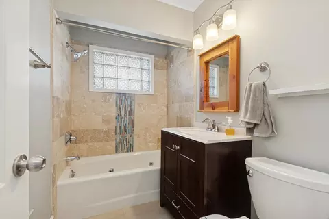 Bath - 241 Diamond Head Dr, Des Plaines, IL 60018 photo 2 of 2