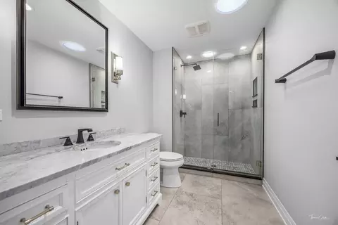Bath - 6538 Bentley Ave, Willowbrook, IL 60527 photo 4 of 6