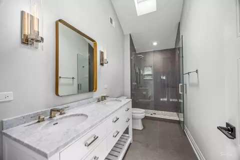 Bath - 6538 Bentley Ave, Willowbrook, IL 60527 photo 5 of 6