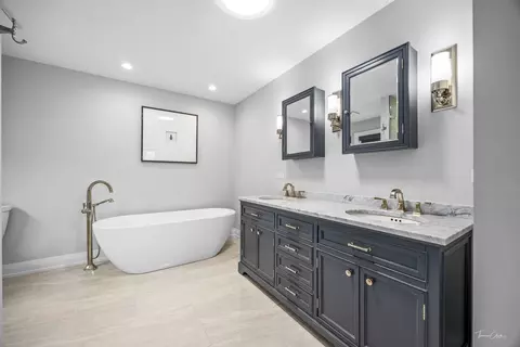 Bath - 6538 Bentley Ave, Willowbrook, IL 60527 photo 2 of 6