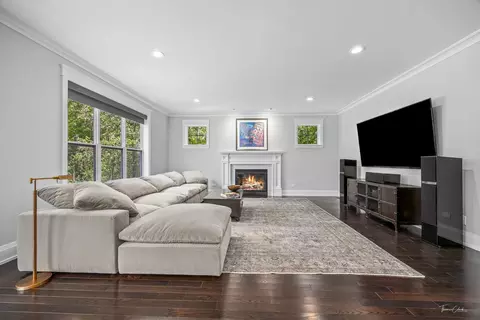Living - 6538 Bentley Ave, Willowbrook, IL 60527 photo 2 of 4