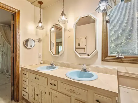 Bath - 6104 Blyth Rd, Caledonia, IL 61011 photo 2 of 2