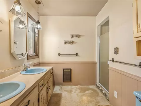 Bath - 6104 Blyth Rd, Caledonia, IL 61011 photo 1 of 2