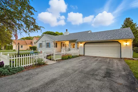 1203 Holiday Dr, Somonauk, IL 60552