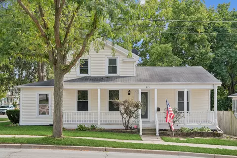 215 Illinois Ave, Saint Charles, IL 60174