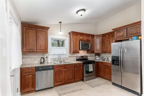 Kitchen - 1840 Nimitz Dr, Des Plaines, IL 60018 photo 2 of 2