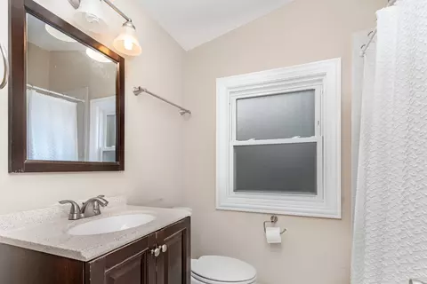 Bath - 1840 Nimitz Dr, Des Plaines, IL 60018 photo 1 of 1