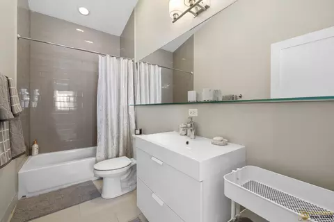 Bath - 929 W 33rd Pl, Chicago, IL 60608 photo 3 of 4