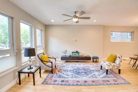 Living - 929 W 33rd Pl, Chicago, IL 60608 photo 1 of 4