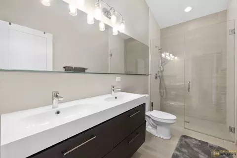 Bath - 929 W 33rd Pl, Chicago, IL 60608 photo 2 of 4