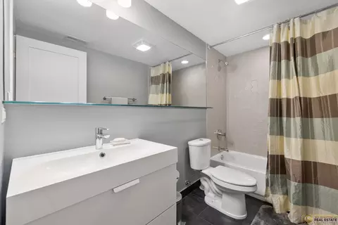 Bath - 929 W 33rd Pl, Chicago, IL 60608 photo 4 of 4