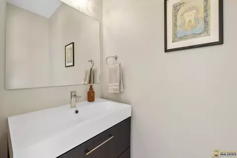 Bath - 929 W 33rd Pl, Chicago, IL 60608 photo 1 of 4