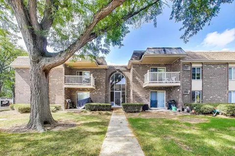 2410 N Kennicott Dr #2D, Arlington Heights, IL 60004