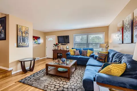 437 S Elmhurst Rd, Mount Prospect, IL 60056 photo 4