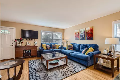437 S Elmhurst Rd, Mount Prospect, IL 60056 photo 3