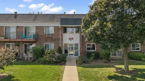 10381 Dearlove Rd #2A, Glenview, IL 60025