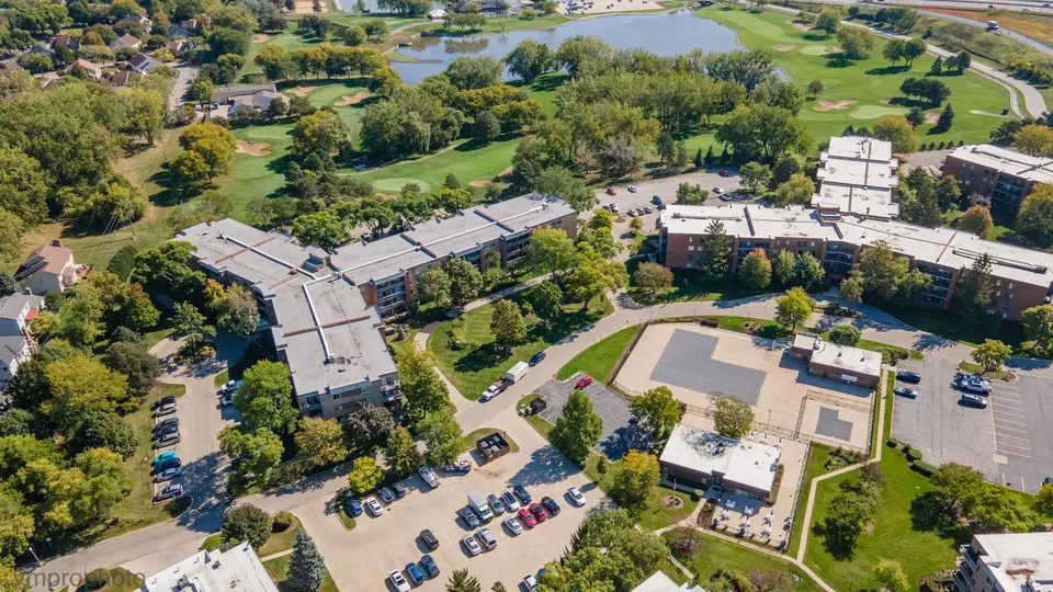 View/Area - 945 E Kenilworth Ave #318, Palatine, IL 60074 photo 4 of 6
