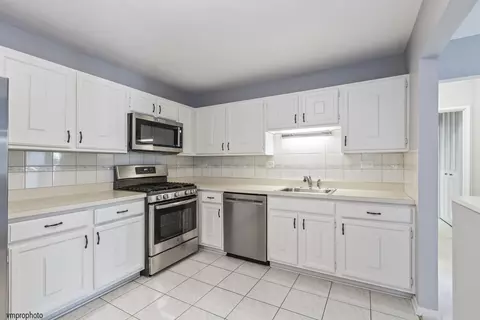 Kitchen - 945 E Kenilworth Ave #318, Palatine, IL 60074 photo 1 of 2