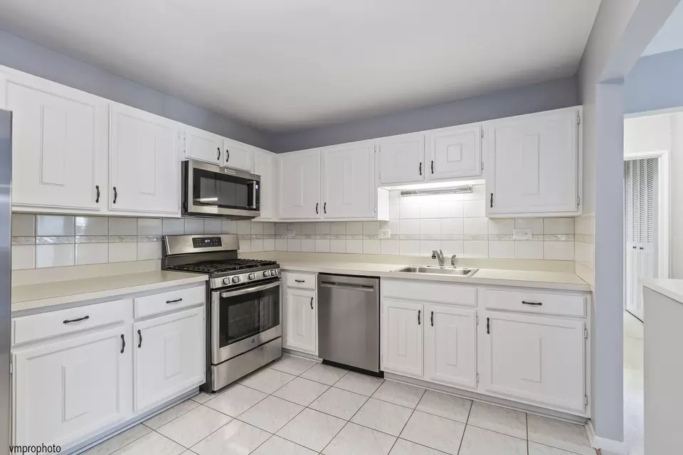Kitchen - 945 E Kenilworth Ave #318, Palatine, IL 60074 photo 1 of 2
