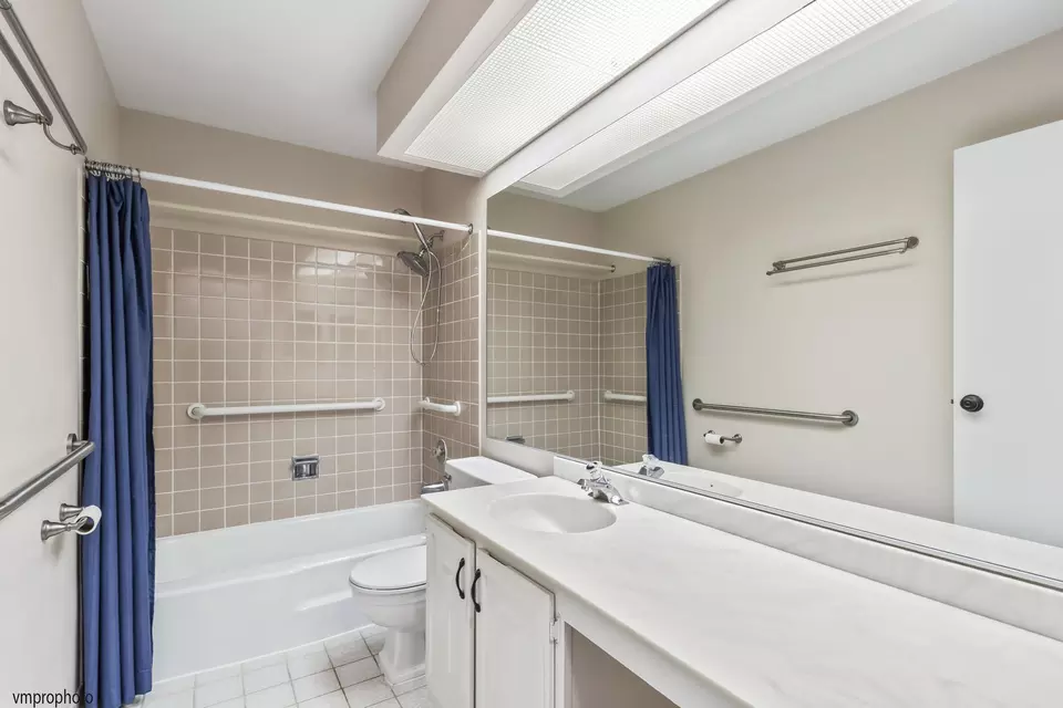 Bath - 945 E Kenilworth Ave #318, Palatine, IL 60074 photo 2 of 2