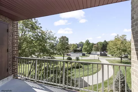 Exterior - 945 E Kenilworth Ave #318, Palatine, IL 60074 photo 1 of 2