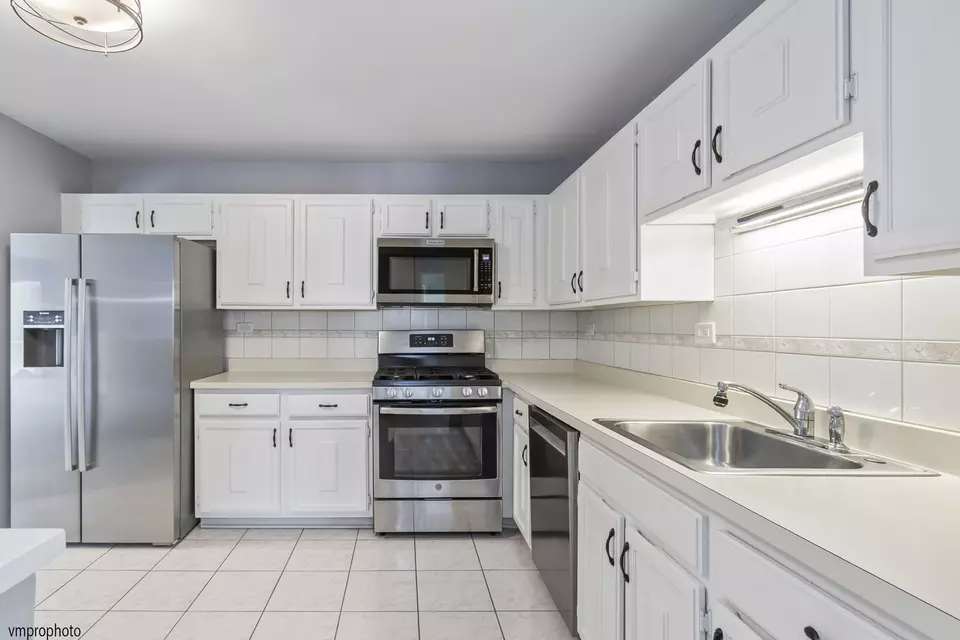 Kitchen - 945 E Kenilworth Ave #318, Palatine, IL 60074 photo 2 of 2