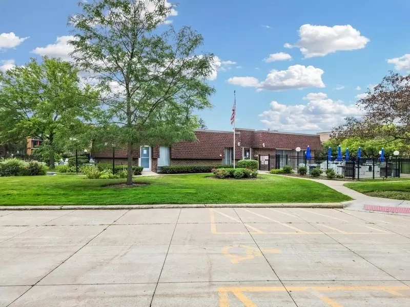 Exterior - 945 E Kenilworth Ave #318, Palatine, IL 60074 photo 2 of 2