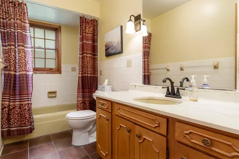 Bath - 11752 Love Rd, Roscoe, IL 61073 photo 1 of 3