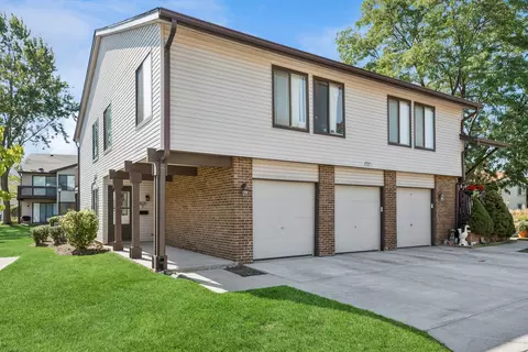 1323 Kingsbury Dr #2, Hanover Park, IL 60133