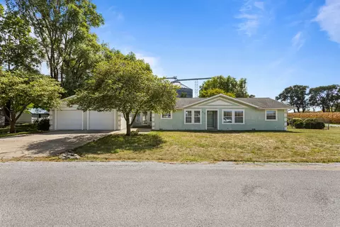 313 Shimp St, Milmine, IL 61855