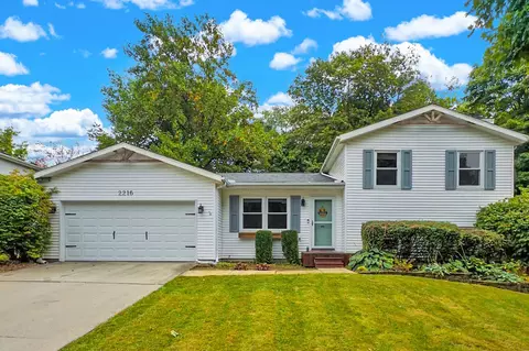 2216 Woodhavens Dr, Bloomington, IL 61701