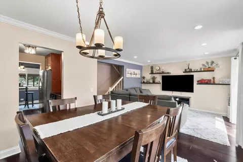 Dining - 425 Commanche Trl #425, Wheeling, IL 60090 photo 2 of 3