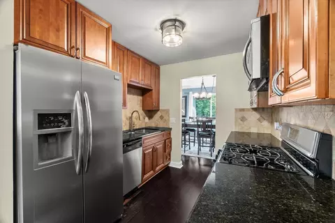 Kitchen - 425 Commanche Trl #425, Wheeling, IL 60090 photo 2 of 2