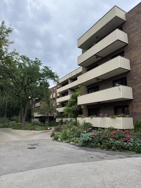 9244 Gross Point Rd #103, Skokie, IL 60077