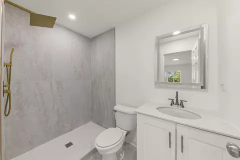 Bath - 24726 W Pleasant Ct, Plainfield, IL 60586 photo 1 of 2