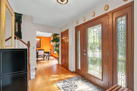 Entry Way - 555 Basil Rd, Lake Bluff, IL 60044 photo 1 of 2